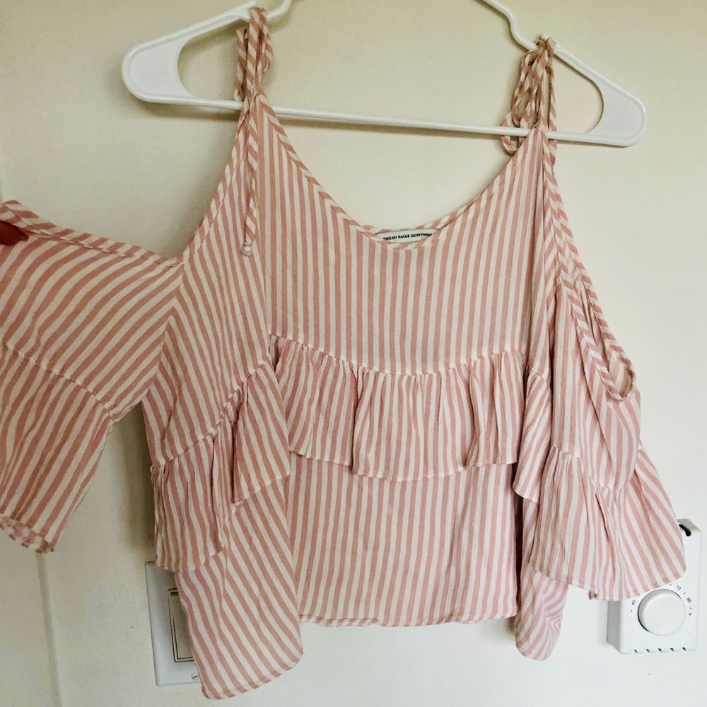 ⭐️ American Eagle pink ruffle cutout crop top ⭐️